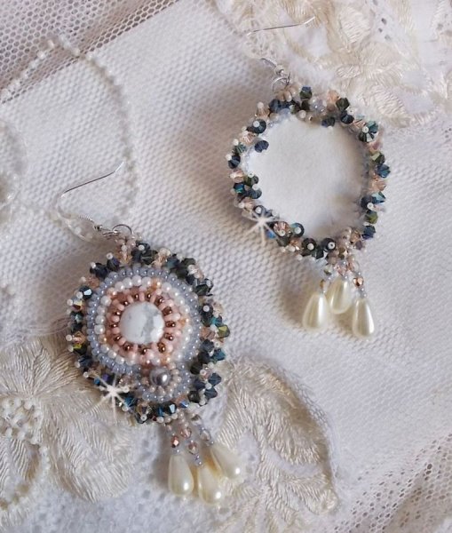BO Angelique Marquise des Anges Haute-Couture brodert med edelstener (hvite Howlite cabochons), Swarovski-krystaller og rocailles
