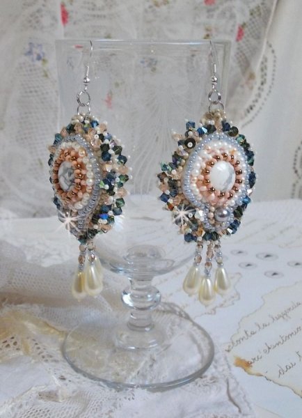 BO Angelique Marquise des Anges Haute-Couture brodert med edelstener (hvite Howlite cabochons), Swarovski-krystaller og rocailles