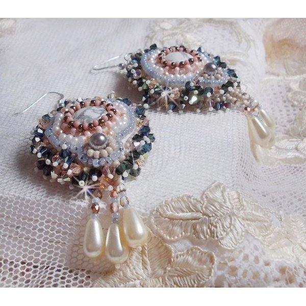 BO Angelique Marquise des Anges Haute-Couture brodert med edelstener (hvite Howlite cabochons), Swarovski-krystaller og rocailles