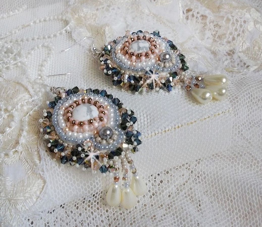 BO Angelique Marquise des Anges Haute-Couture brodert med edelstener (hvite Howlite cabochons), Swarovski-krystaller og rocailles