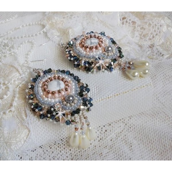 BO Angelique Marquise des Anges Haute-Couture brodert med edelstener (hvite Howlite cabochons), Swarovski-krystaller og rocailles