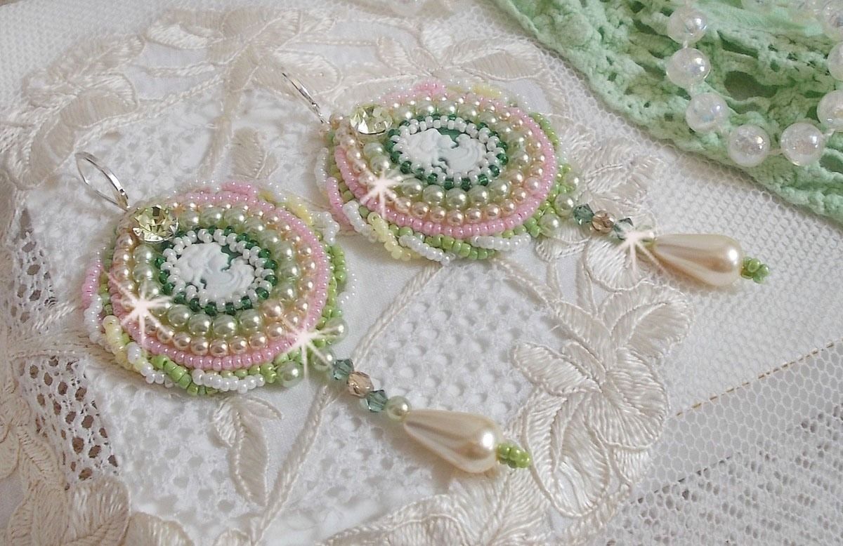 BO Anisse brodert med harpiks cabochons med kvinneportretter, frøperler og Swarovski-krystaller