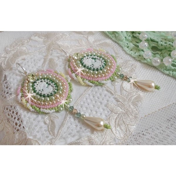 BO Anisse brodert med harpiks cabochons med kvinneportretter, frøperler og Swarovski-krystaller