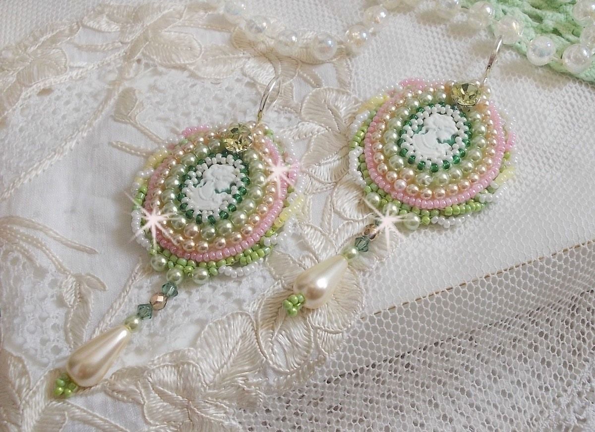 BO Anisse brodert med harpiks cabochons med kvinneportretter, frøperler og Swarovski-krystaller