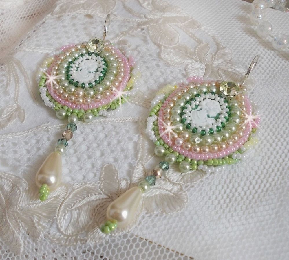 BO Anisse brodert med harpiks cabochons med kvinneportretter, frøperler og Swarovski-krystaller
