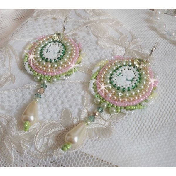 BO Anisse brodert med harpiks cabochons med kvinneportretter, fr&oslash;perler og Swarovski-krystaller