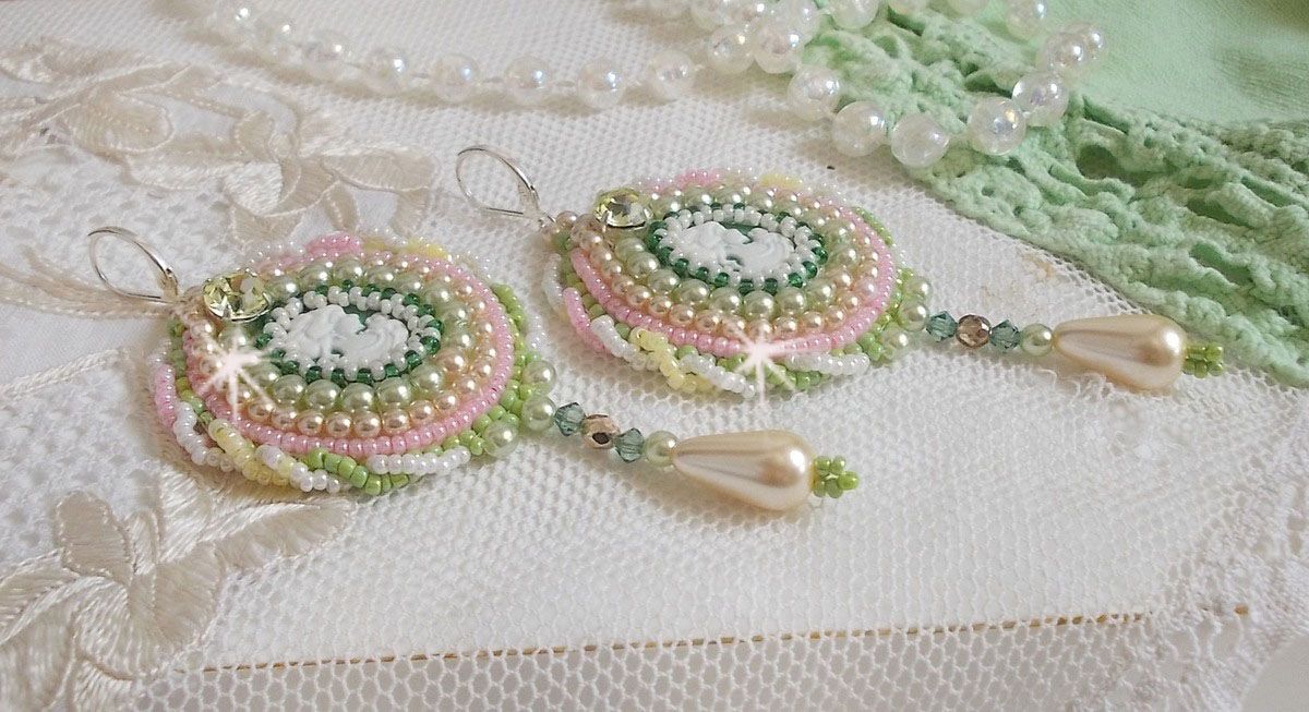 BO Anisse brodert med harpiks cabochons med kvinneportretter, frøperler og Swarovski-krystaller