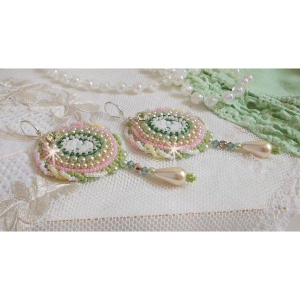 BO Anisse brodert med harpiks cabochons med kvinneportretter, frøperler og Swarovski-krystaller