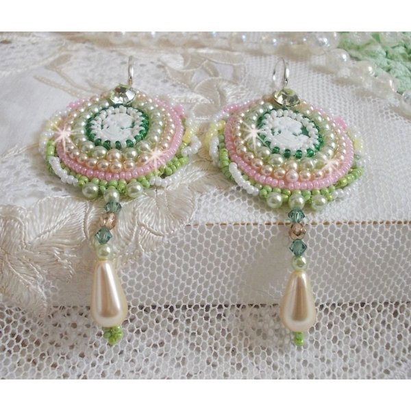 BO Anisse brodert med harpiks cabochons med kvinneportretter, fr&oslash;perler og Swarovski-krystaller