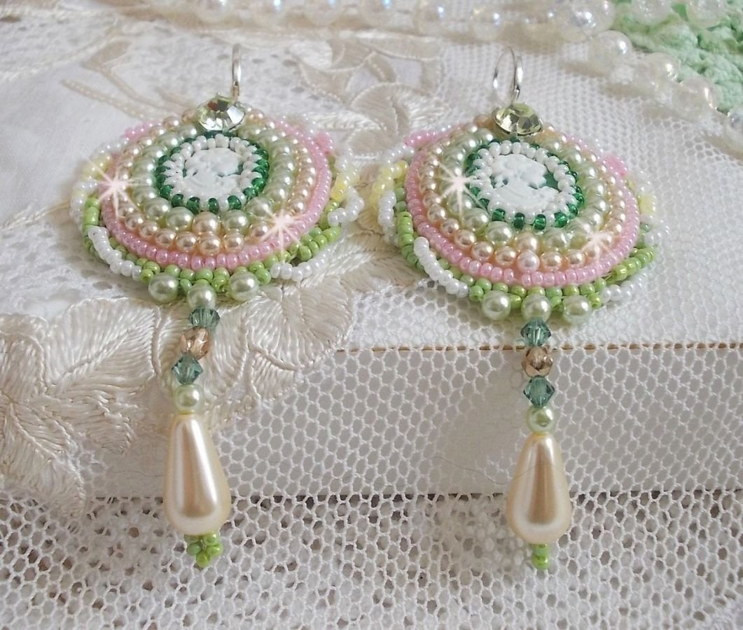 BO Anisse brodert med harpiks cabochons med kvinneportretter, frøperler og Swarovski-krystaller