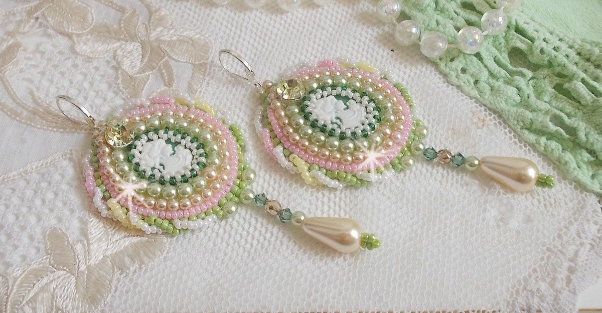 BO Anisse brodert med harpiks cabochons med kvinneportretter, frøperler og Swarovski-krystaller