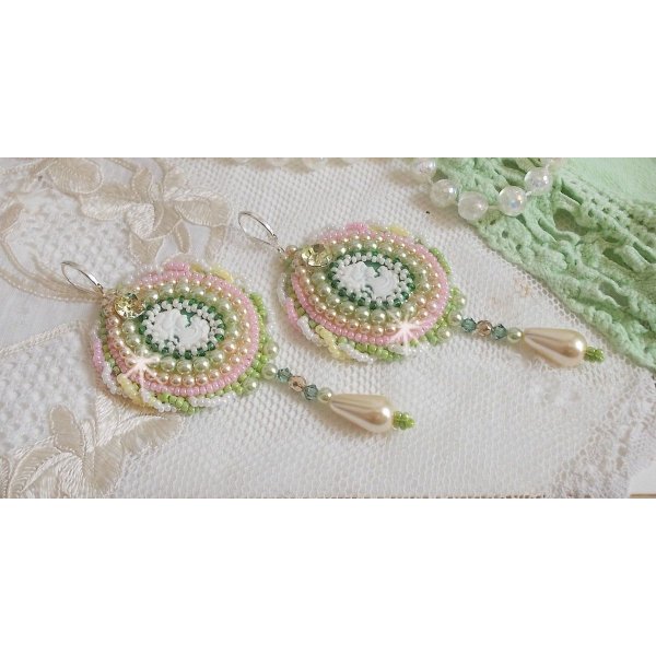 BO Anisse brodert med harpiks cabochons med kvinneportretter, frøperler og Swarovski-krystaller