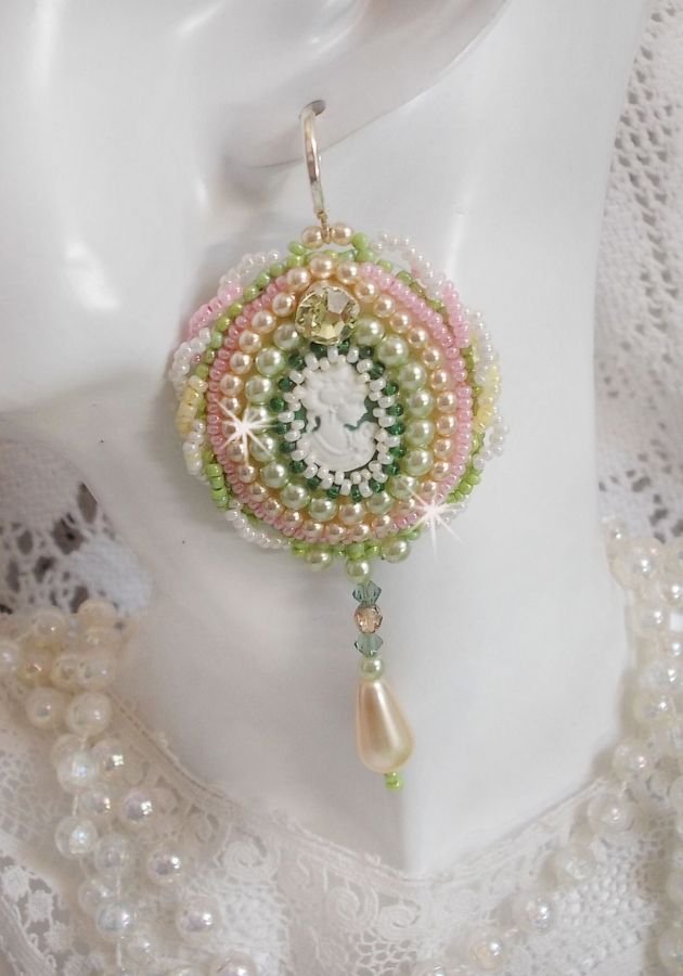 BO Anisse brodert med harpiks cabochons med kvinneportretter, frøperler og Swarovski-krystaller