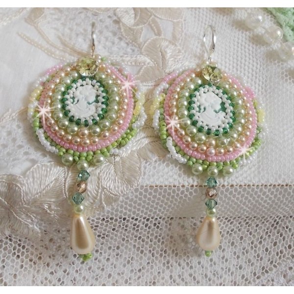 BO Anisse brodert med harpiks cabochons med kvinneportretter, fr&oslash;perler og Swarovski-krystaller