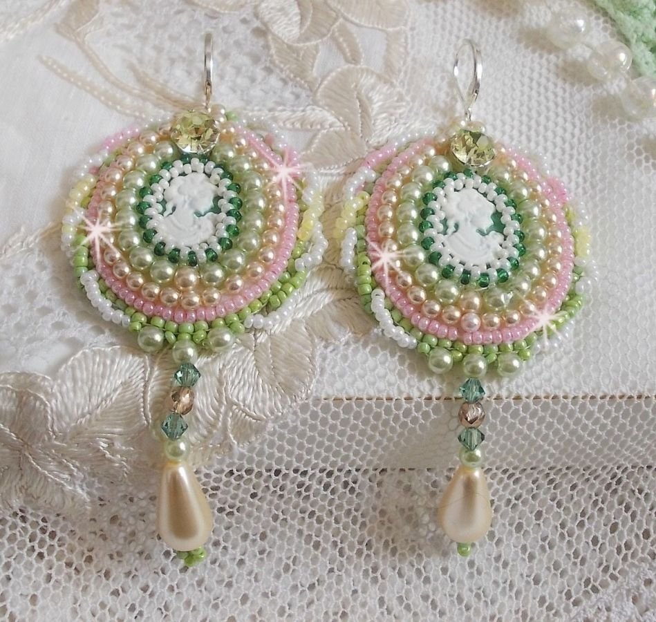 BO Anisse brodert med harpiks cabochons med kvinneportretter, frøperler og Swarovski-krystaller