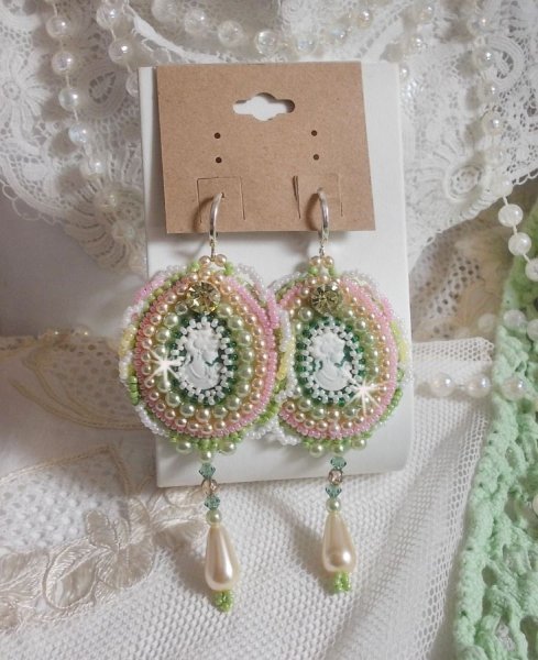 BO Anisse brodert med harpiks cabochons med kvinneportretter, fr&oslash;perler og Swarovski-krystaller