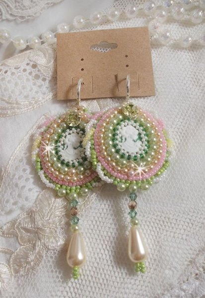 BO Anisse brodert med harpiks cabochons med kvinneportretter, fr&oslash;perler og Swarovski-krystaller