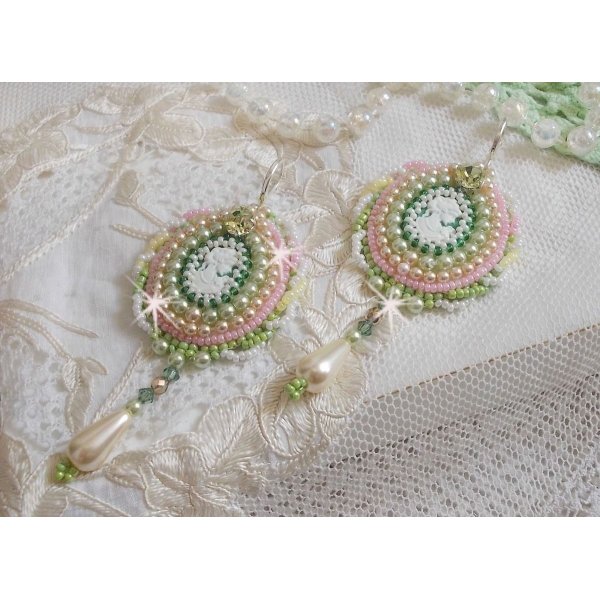 BO Anisse brodert med harpiks cabochons med kvinneportretter, fr&oslash;perler og Swarovski-krystaller