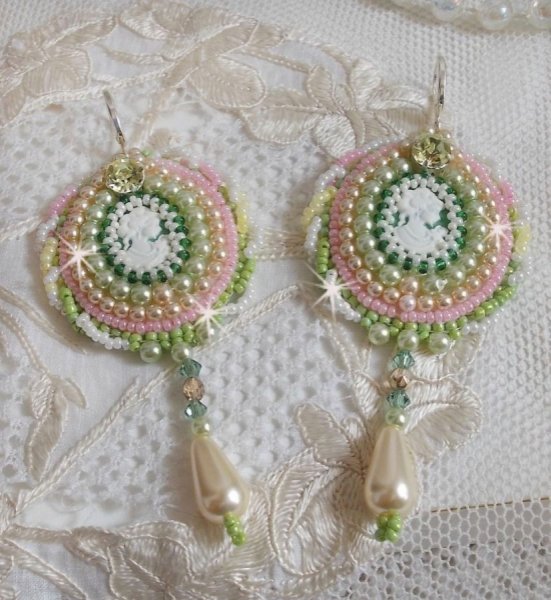 BO Anisse brodert med harpiks cabochons med kvinneportretter, fr&oslash;perler og Swarovski-krystaller