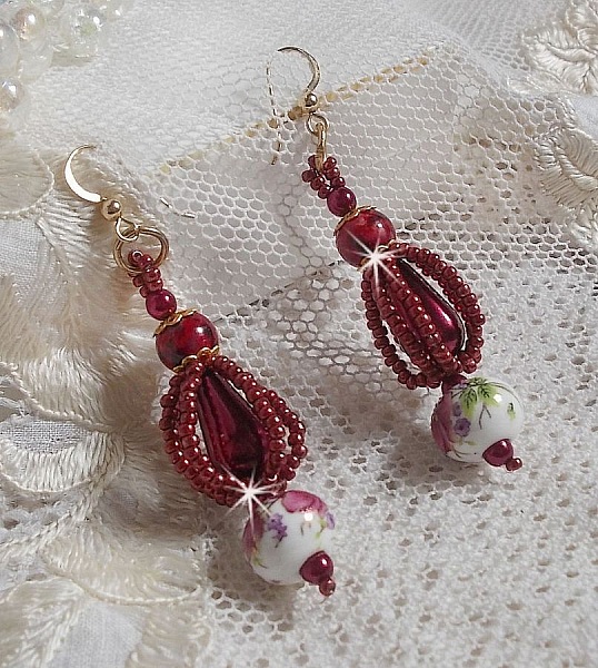 BO Art'D montert med porselensperler, perleperler, Miyuki seed perler og 14 karat gullfylte &oslash;rekroker.