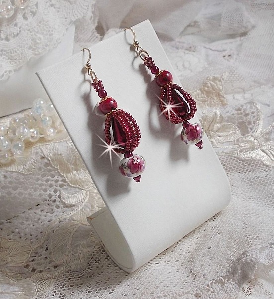 BO Art'D montert med porselensperler, perleperler, Miyuki seed perler og 14 karat gullfylte &oslash;rekroker.