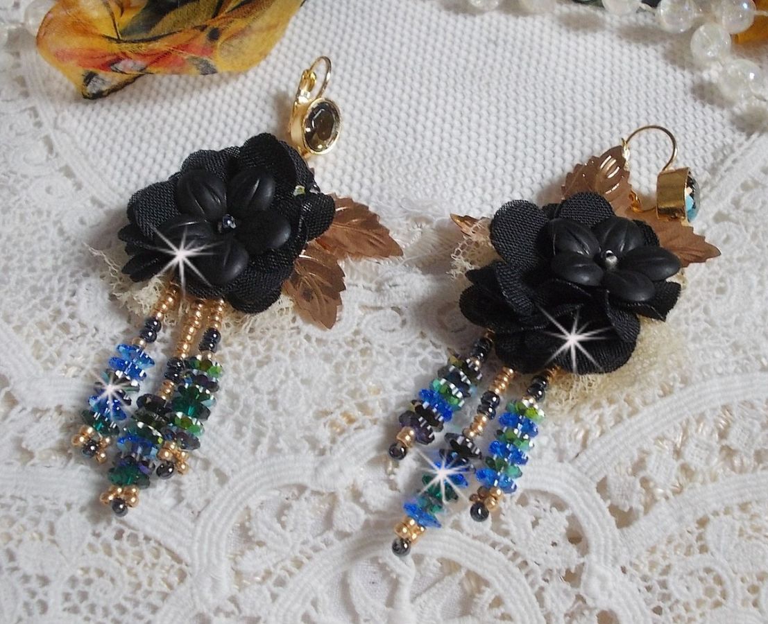 BO Black and Gold Dreamcatcher Tassels brodert med fine blonder og Swarovski-krystaller