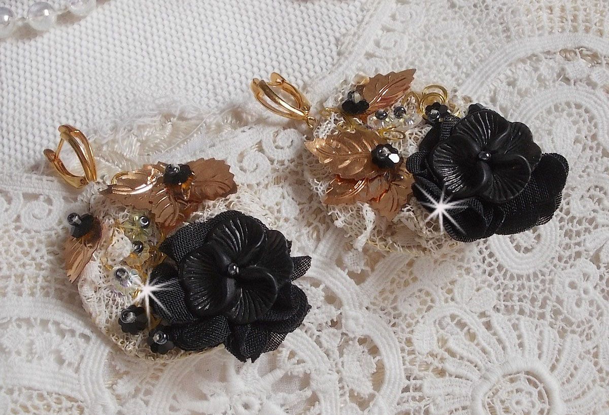 Black and Gold Catchers Undulated brodert med Swarovski-krystaller, stoffblomster og frøperler.