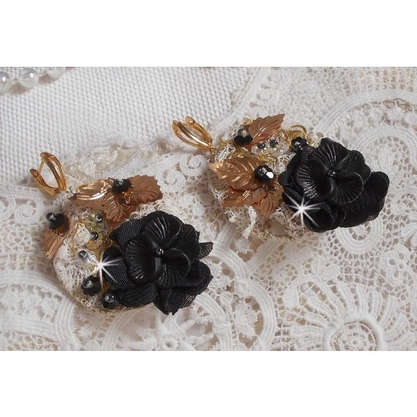 Black and Gold Catchers Undulated brodert med Swarovski-krystaller, stoffblomster og fr&oslash;perler.