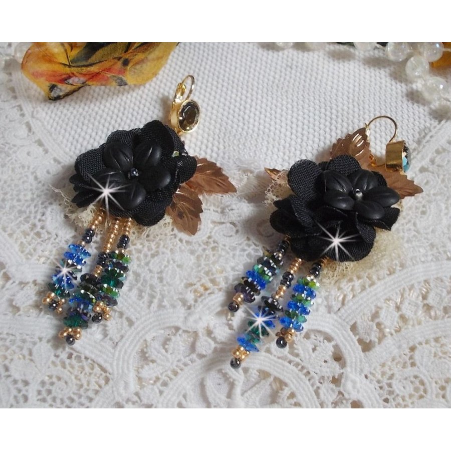 BO Black and Gold Dreamcatcher Tassels brodert med fine blonder og Swarovski-krystaller