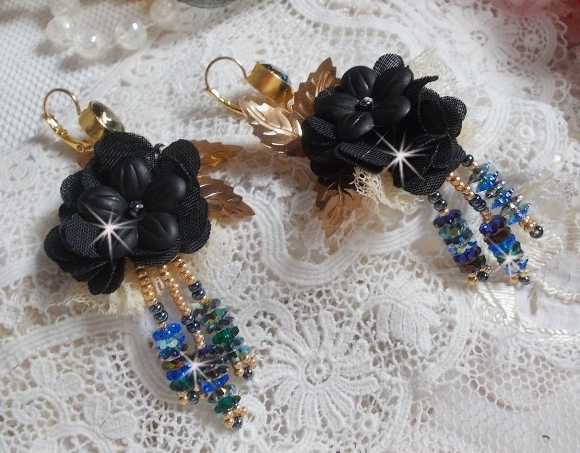 BO Black and Gold Dreamcatcher Tassels brodert med fine blonder og Swarovski-krystaller
