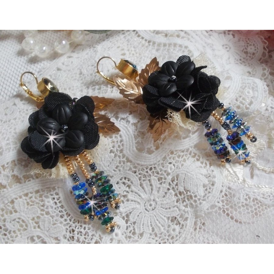 BO Black and Gold Dreamcatcher Tassels brodert med fine blonder og Swarovski-krystaller