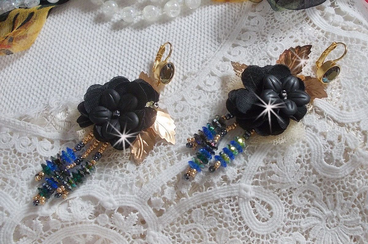 BO Black and Gold Dreamcatcher Tassels brodert med fine blonder og Swarovski-krystaller