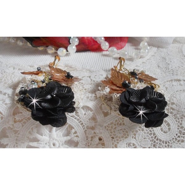 Black and Gold Catchers Undulated brodert med Swarovski-krystaller, stoffblomster og frøperler.