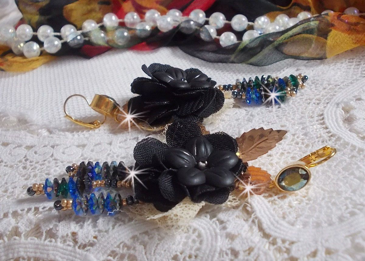 BO Black and Gold Dreamcatcher Tassels brodert med fine blonder og Swarovski-krystaller