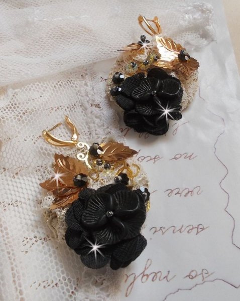Black and Gold Catchers Undulated brodert med Swarovski-krystaller, stoffblomster og fr&oslash;perler.