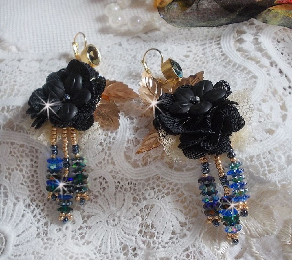 BO Black and Gold Dreamcatcher Tassels brodert med fine blonder og Swarovski-krystaller