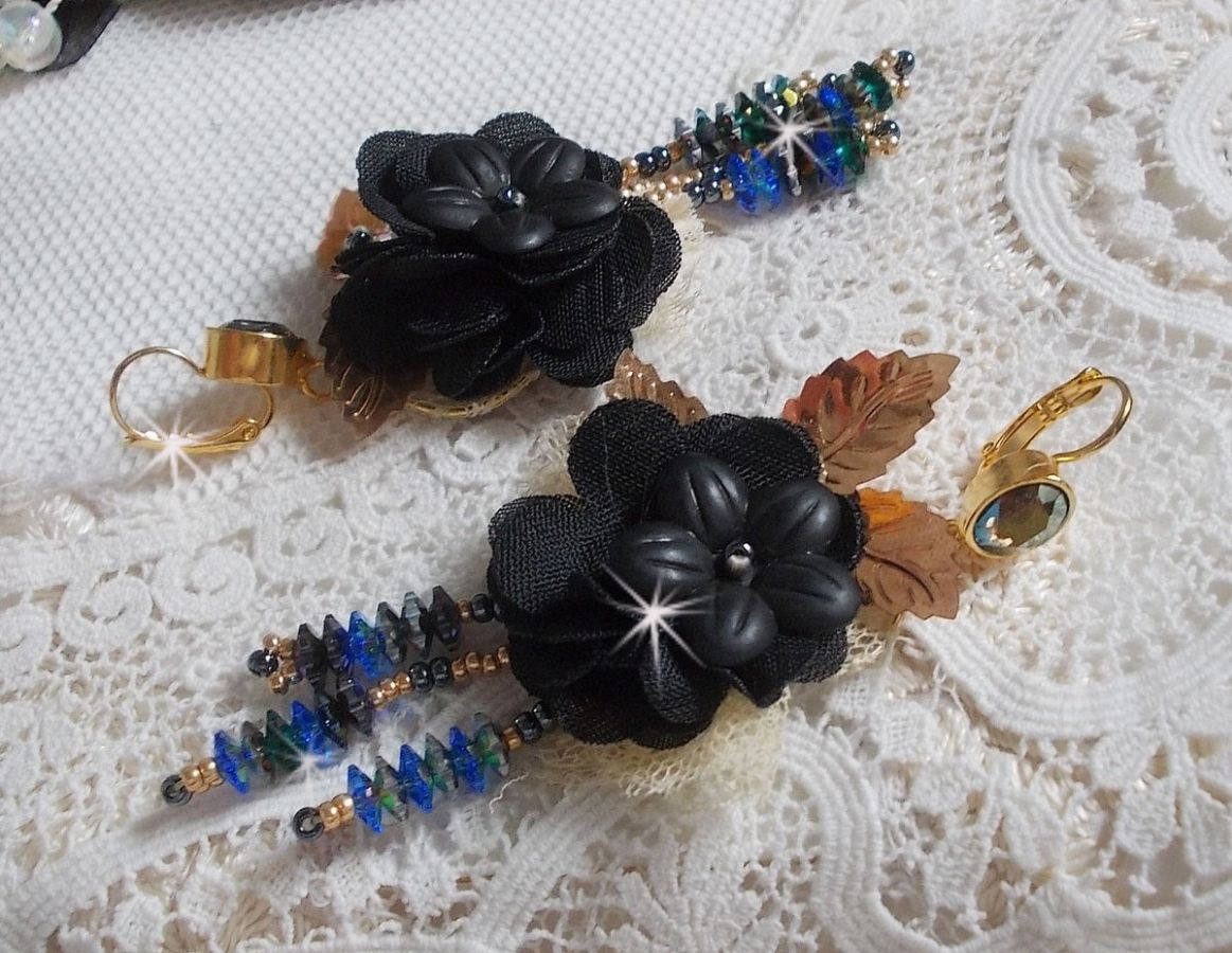 BO Black and Gold Dreamcatcher Tassels brodert med fine blonder og Swarovski-krystaller