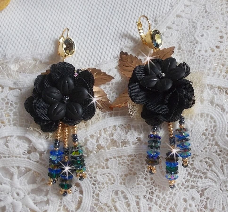 BO Black and Gold Dreamcatcher Tassels brodert med fine blonder og Swarovski-krystaller