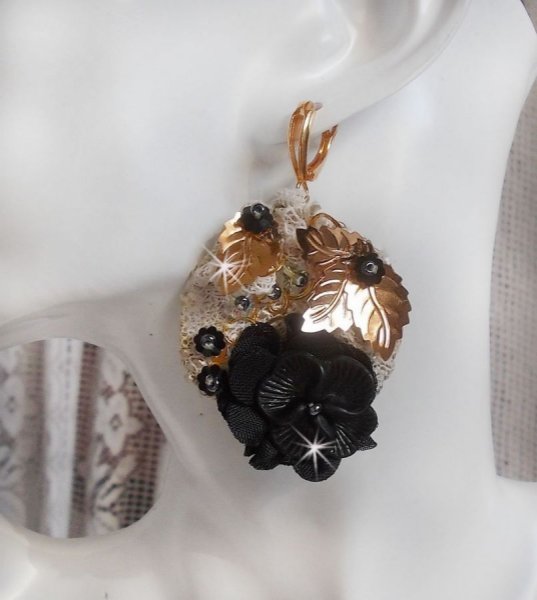 Black and Gold Catchers Undulated brodert med Swarovski-krystaller, stoffblomster og fr&oslash;perler.