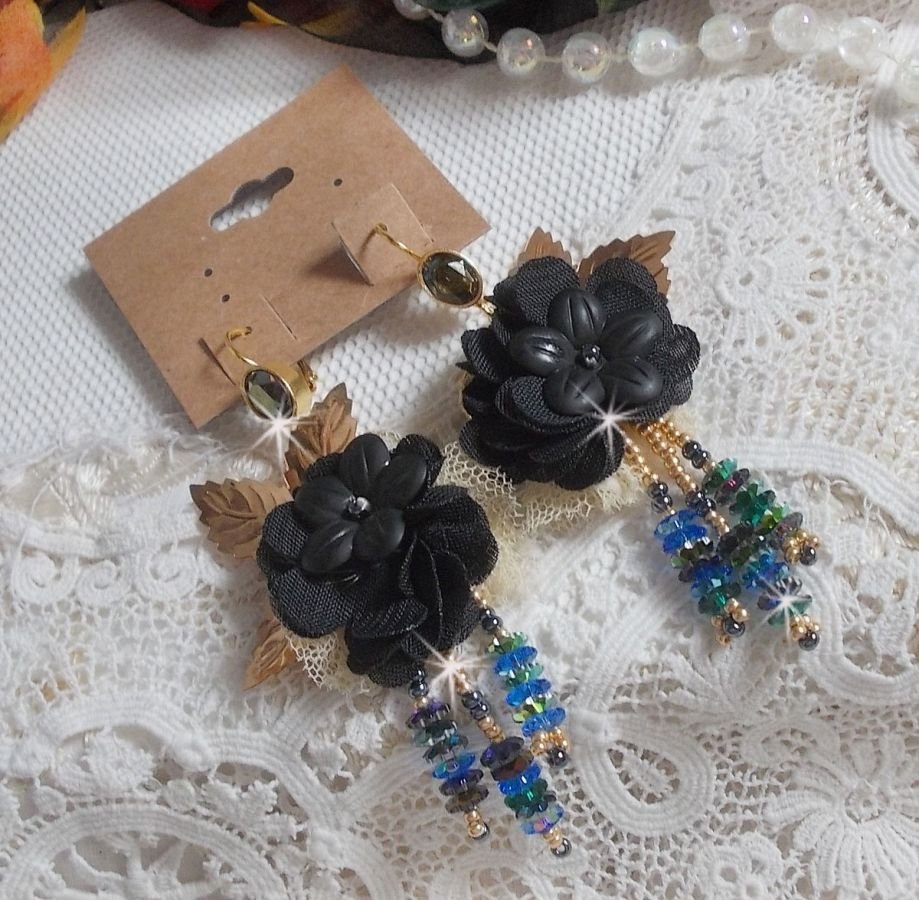 BO Black and Gold Dreamcatcher Tassels brodert med fine blonder og Swarovski-krystaller