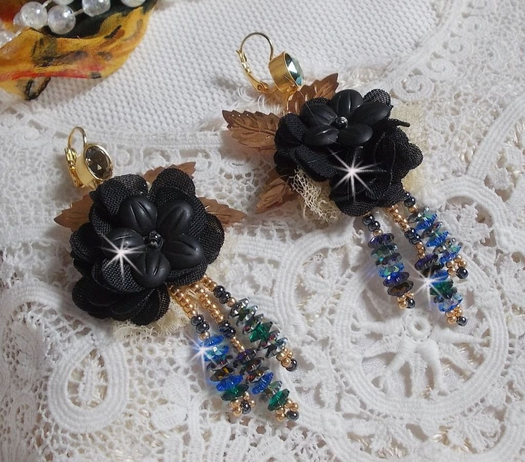 BO Black and Gold Dreamcatcher Tassels brodert med fine blonder og Swarovski-krystaller