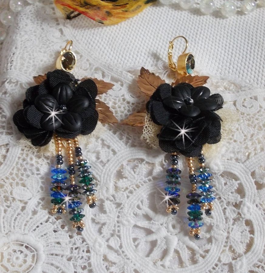 BO Black and Gold Dreamcatcher Tassels brodert med fine blonder og Swarovski-krystaller