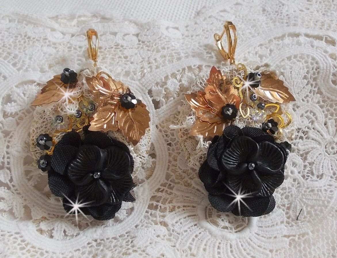Black and Gold Catchers Undulated brodert med Swarovski-krystaller, stoffblomster og frøperler.