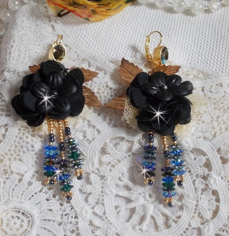 BO Black and Gold Dreamcatcher Tassels brodert med fine blonder og Swarovski-krystaller