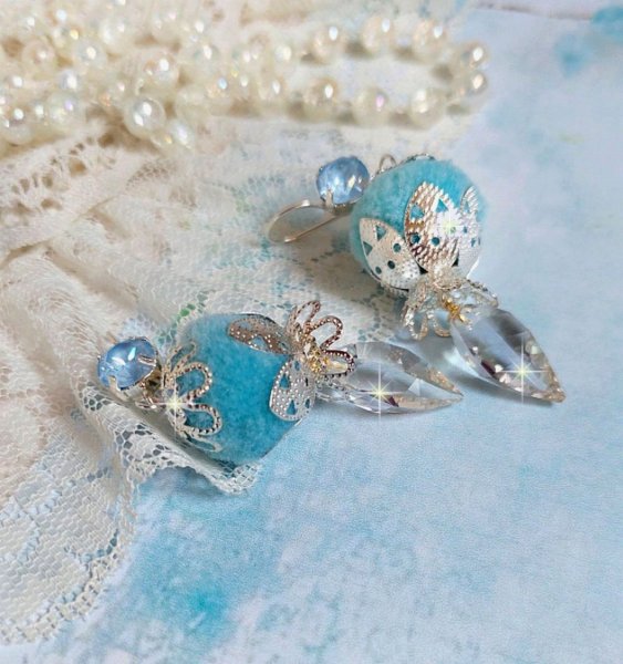 BO Azur&eacute;e Blue avec des pompons Bleu Ciel, cabochons et gouttes torsad&eacute;es en Cristal, coupelles et crochets en Argent 925/1000