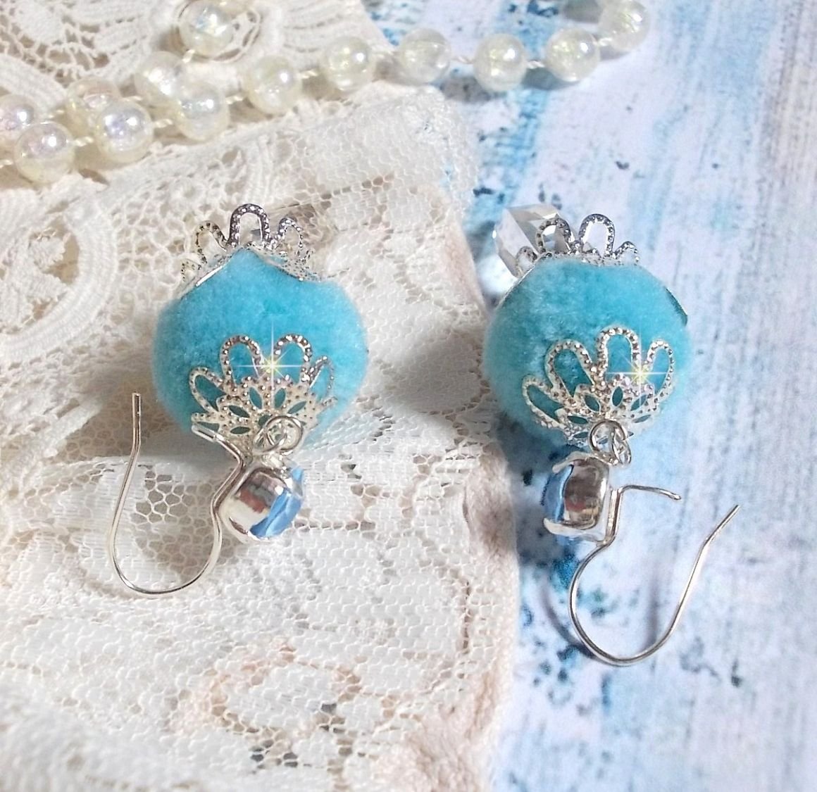 BO Azurée Blue avec des pompons Bleu Ciel, cabochons et gouttes torsadées en Cristal, coupelles et crochets en Argent 925/1000