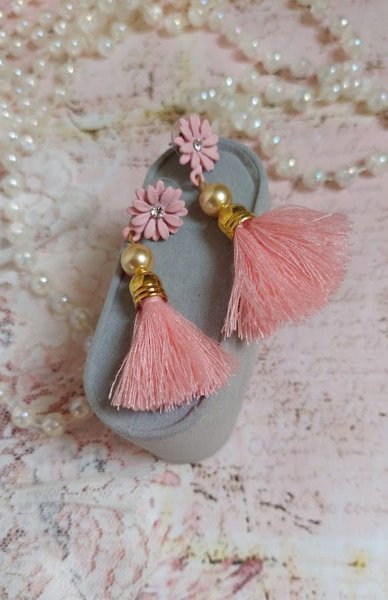 BO Baby Pink mont&eacute;es avec pompons, coquilles, perles rondes nacr&eacute;es cristal Swarovski et puces marguerites