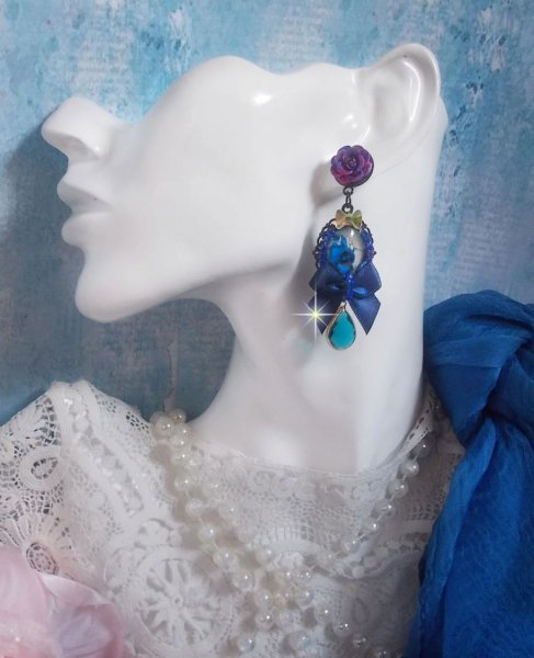 BO Ballerine In Blue en robe floue avec des n&oelig;uds en Satin et en Cristal, strass, roses en r&eacute;sine, perles en verre, perles en cristal de Quartz et clous d'oreilles en laiton