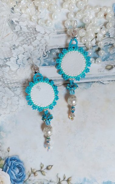 BO Beauty Alicia Blue brodert med Swarovski-krystaller, runde perleperler og Miyuki fr&oslash;perler