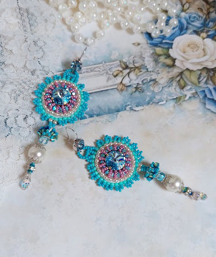 BO Beauty Alicia Blue brodert med Swarovski-krystaller, runde perleperler og Miyuki frøperler